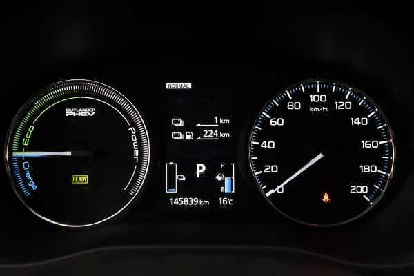 Mitsubishi Outlander 2.0 PHEV Instyle *Excl. BTW* | Dealer onderhouden | Navigatie | Leder | Stoel-/stuurverwarming | Trekhaak