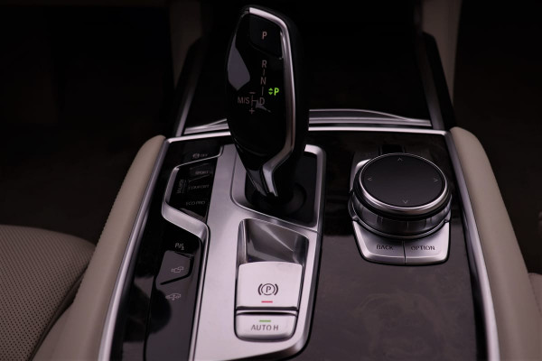 BMW 7 Serie 750Li xDrive High Executive | Panoramadak | Bowers&Wilkins | Soft Close | HUD | Stoelventilatie | Surround View