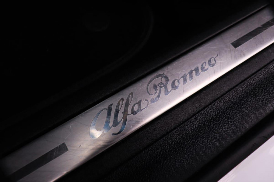 Alfa Romeo Giulietta 1.4 Turbo MultiAir 170pk Super Aut. | DAB | Dealer onderhouden | Navigatie | Climate control | Alcantara | PDC | Lichtmetalen ve