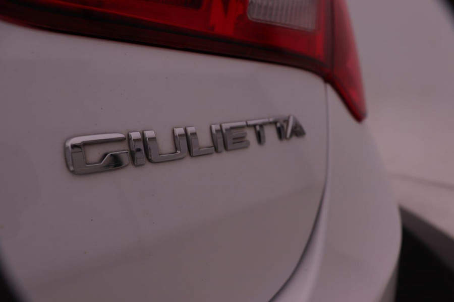 Alfa Romeo Giulietta 1.4 Turbo MultiAir 170pk Super Aut. | DAB | Dealer onderhouden | Navigatie | Climate control | Alcantara | PDC | Lichtmetalen ve