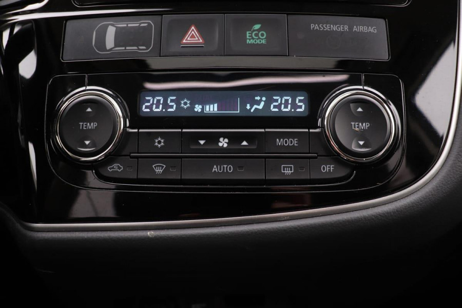 Mitsubishi Outlander 2.0 PHEV Instyle *All-in Prijs* | Xenon | Schuifdak | Volleder | Navigatie | Climate control | Stoelverwarming
