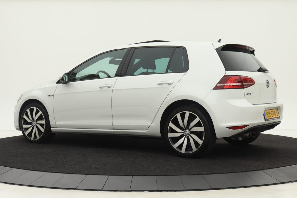 Volkswagen Golf 1.4 TSI GTE *Excl. BTW* | Panoramadak | Adaptive cruise | Camera | Trekhaak | Navigatie | Full-LED