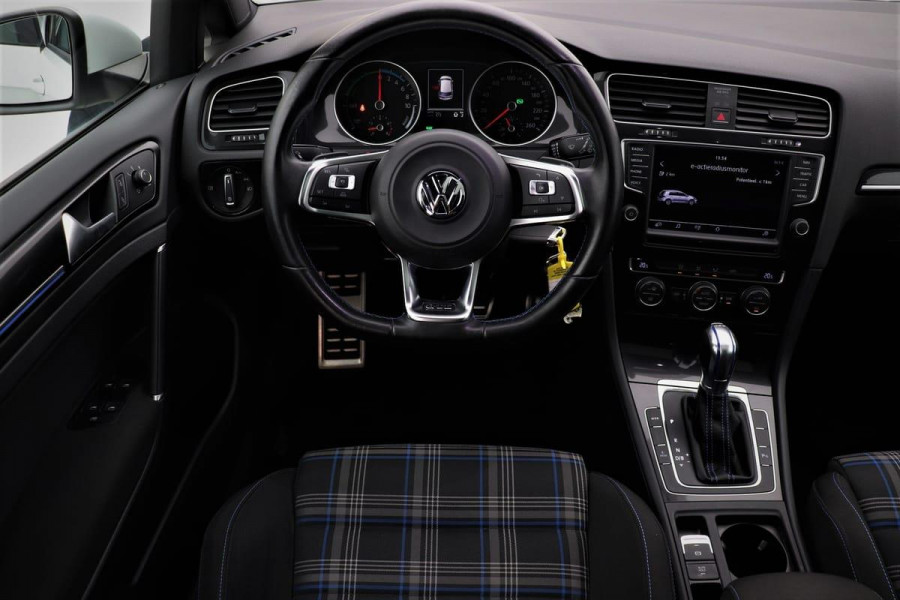 Volkswagen Golf 1.4 TSI GTE *Excl. BTW* | Panoramadak | Adaptive cruise | Camera | Trekhaak | Navigatie | Full-LED