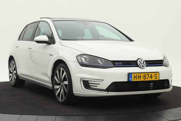 Volkswagen Golf 1.4 TSI GTE *Excl. BTW* | Panoramadak | Adaptive cruise | Camera | Trekhaak | Navigatie | Full-LED