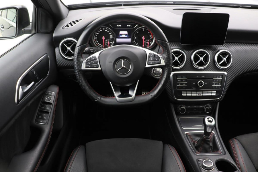 Mercedes-Benz A-Klasse 180d Ambition | AMG Line | Panoramadak | Full-LED | Navigatie | Keyless | Stoelverwarming