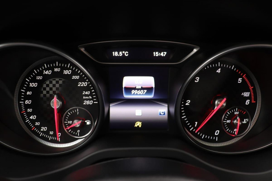 Mercedes-Benz A-Klasse 180d Ambition | AMG Line | Panoramadak | Full-LED | Navigatie | Keyless | Stoelverwarming