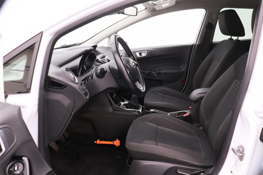 Ford Fiesta 1.0 EcoBoost 100pk Titanium | 2e eigenaar | Navigatie | Climate control | Voorruitverwarming | PDC