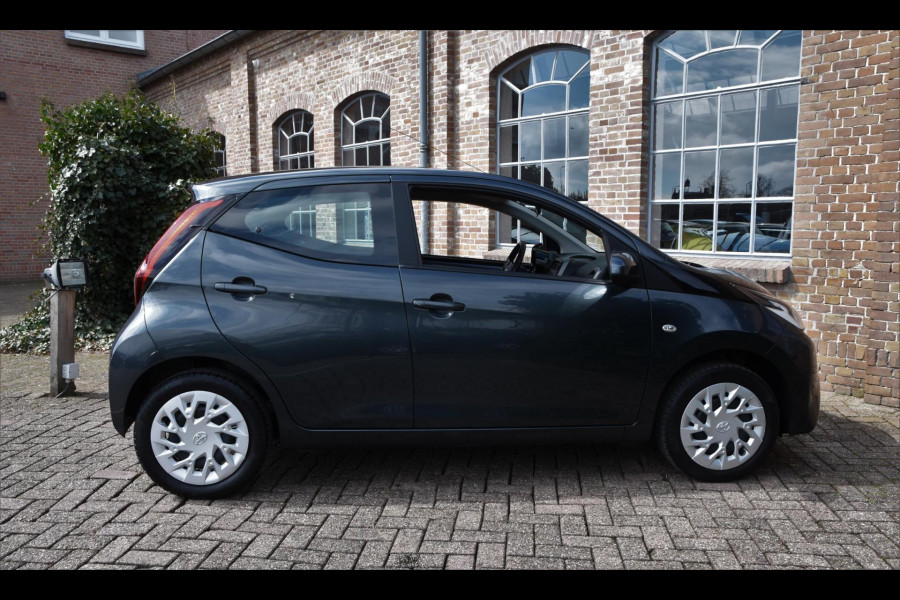 Toyota Aygo 1.0 VVT-i x-play 5-Deurs *29.150 KM* Navigatie Airco Cruise Camera Fabrieksgarantie