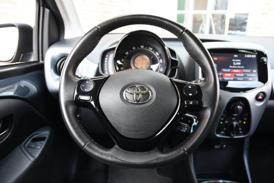 Toyota Aygo 1.0 VVT-i x-play 5-Deurs *29.150 KM* Navigatie Airco Cruise Camera Fabrieksgarantie